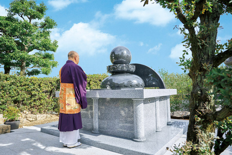 ペット供養塔と住職